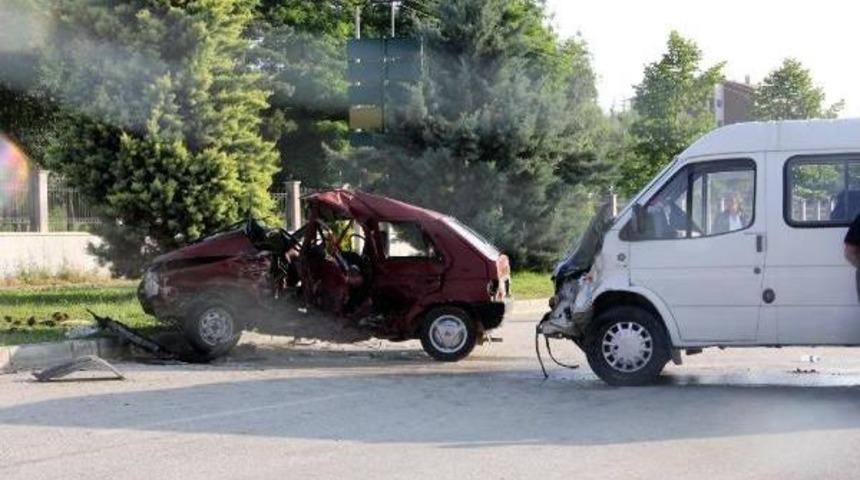 Otomobil Minib&uuml;sle &Ccedil;arpıştı: 1 &Ouml;l&uuml;, 5 Yaralı