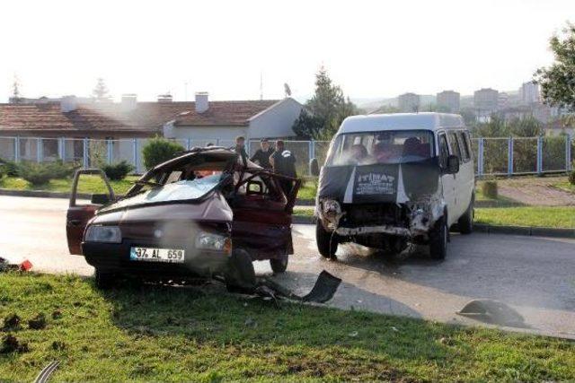 Otomobil Minibüsle Çarpıştı: 1 Ölü, 5 Yaralı