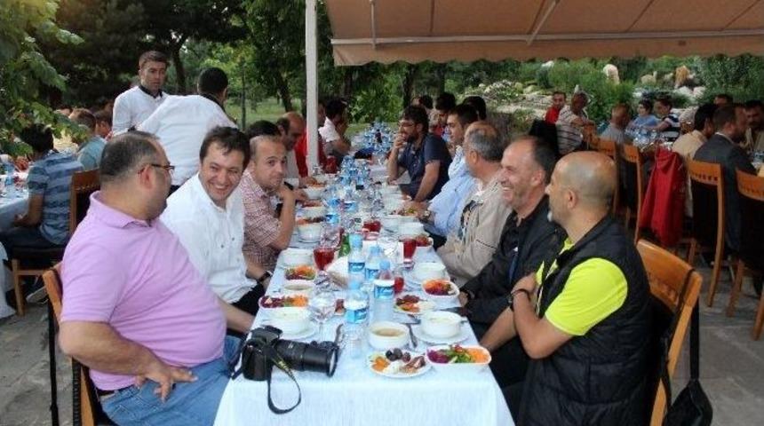 Atat&uuml;rk &Uuml;niversitesi&rsquo;nden Gazetecilere İftar Yemeği