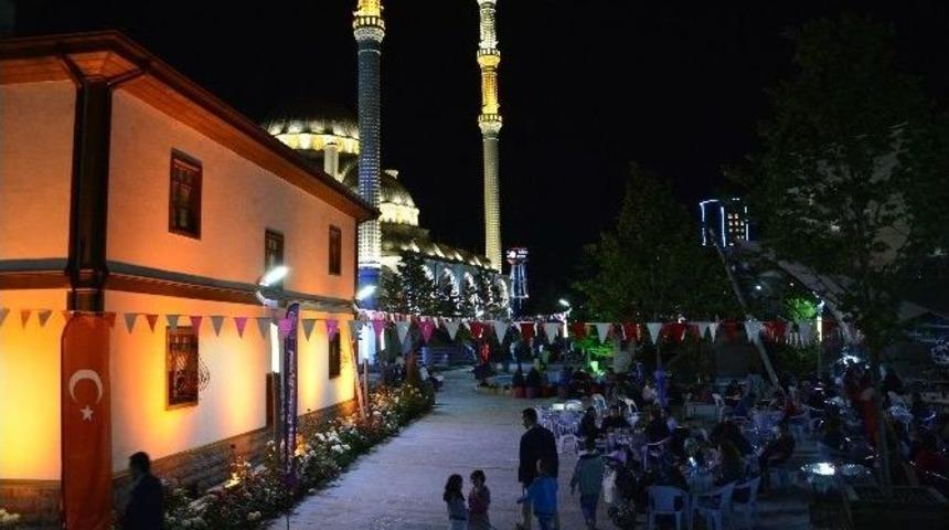Kazan&acute;da G&uuml;l Kokulu Ramazan Şenlikleri