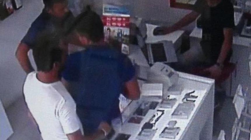 Dolandırıcı Cep Telefonunu Da &Ccedil;aldı