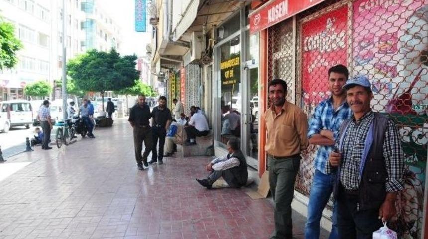 İşsiz Vatandaşların Pazarda Bekleyişi