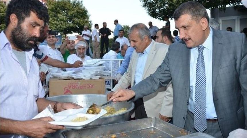 Milletvekili Şahin Ve G&uuml;rkan, İftar &Ccedil;adırı&rsquo;nı Ziyaret Etti