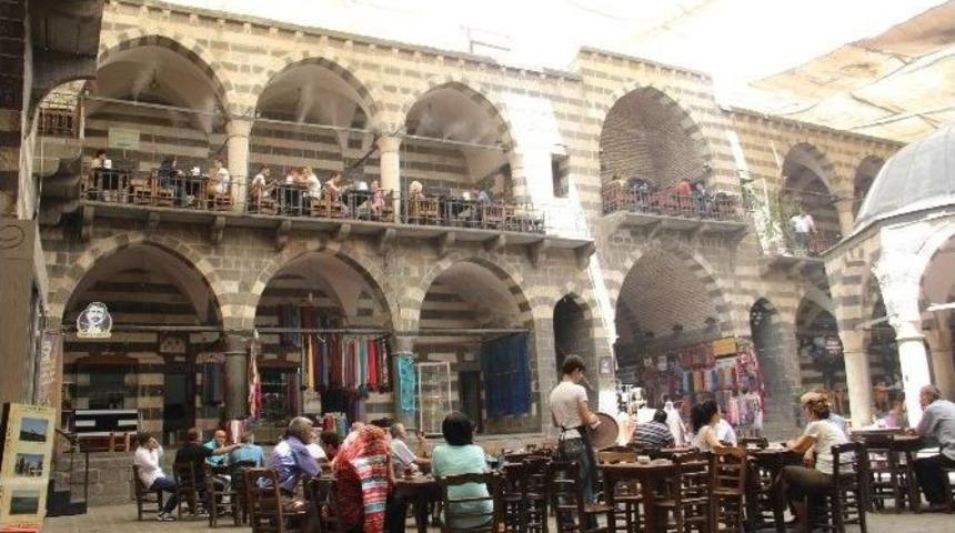 Sıcaktan Bunalan Vatandaşlar Tarihe Sığınıyor