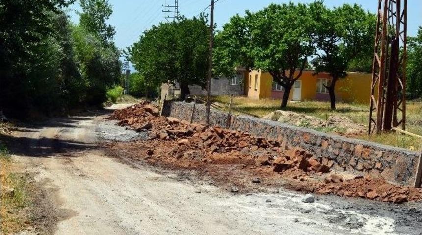 Adilcevaz&rsquo;da Yol Yapım, Genişletme Ve İstinat Duvarı &Ccedil;alışmaları