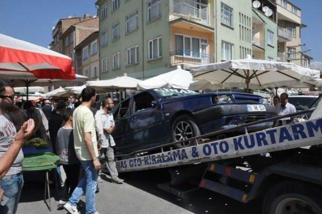 Otomobille Semt Pazarından Geçerken Bir Kızı Yaraladı, Dayak Yedi