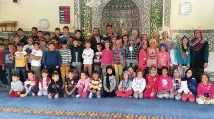 Camiler &Ccedil;ocuklarla Dolup Taştı