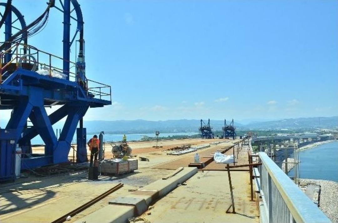 K&ouml;rfez Ge&ccedil;iş K&ouml;pr&uuml;s&uuml;&rsquo;nde En Ağır Par&ccedil;anın Montajı Tamamlandı