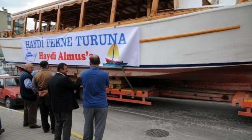 Tokat'ta Tır &Uuml;st&uuml;nde Taşınan Tekne Ilgi &Ccedil;ekti