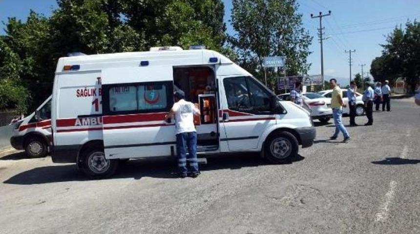 İki Otomobil Kavşakta &Ccedil;arpıştı: 4 Yaralı