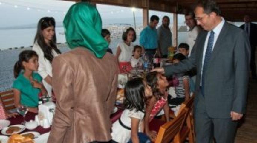 Vali Taşyapan, &Ccedil;ocuklarla Birlikte İftarını A&ccedil;tı