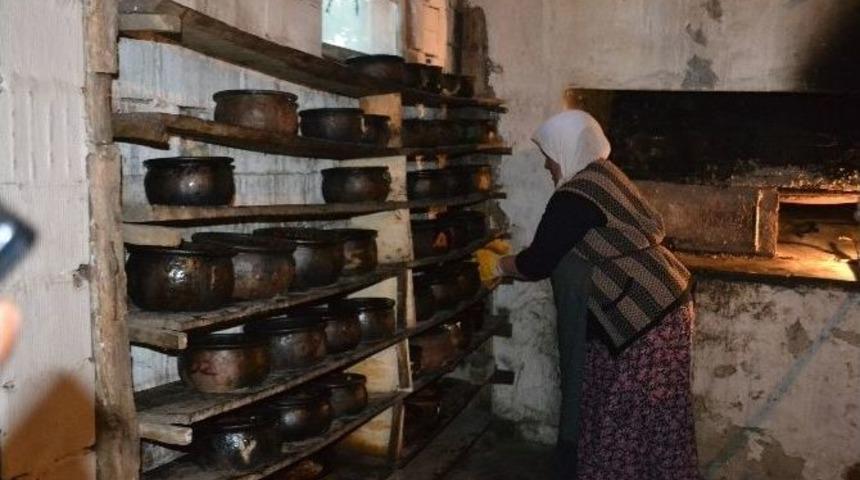 İskilip&rsquo;te Ramazan&rsquo;da Keşkek Geleneği S&uuml;r&uuml;yor