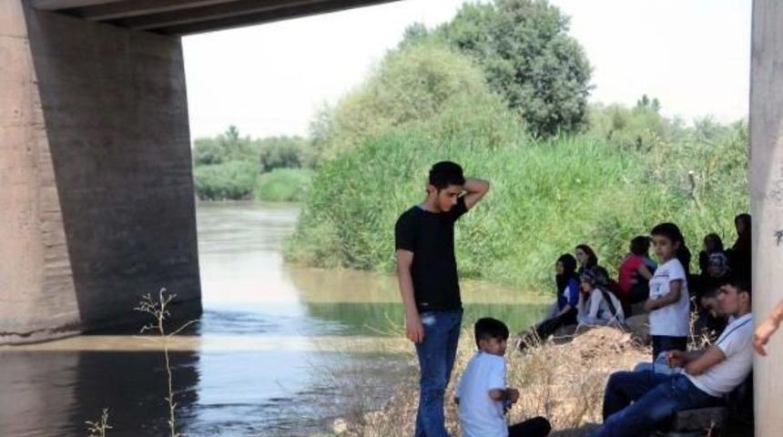 Dicle Nehri'ne D&uuml;şen Terliğinin Peşinden Giden Gen&ccedil; Suda Kayboldu