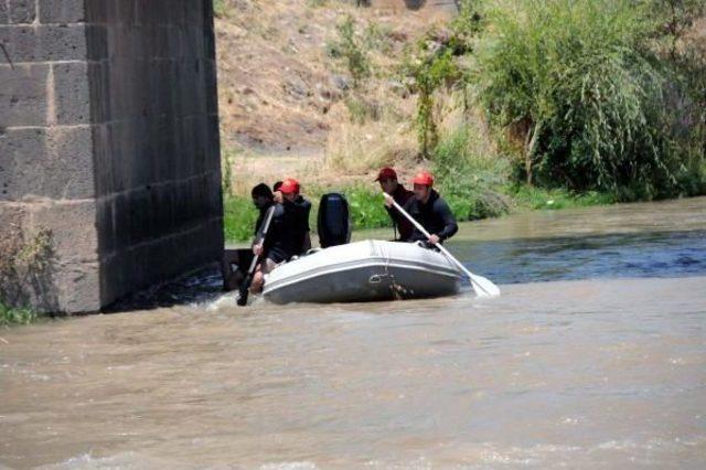 Dicle Nehri'ne Düşen Terliğinin Peşinden Giden Genç Suda Kayboldu