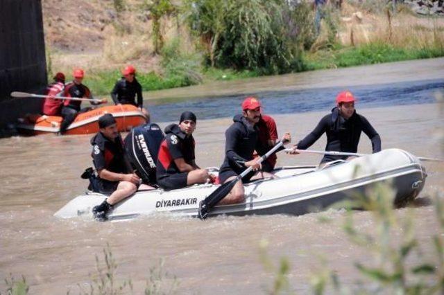 Dicle Nehri'ne Düşen Terliğinin Peşinden Giden Genç Suda Kayboldu