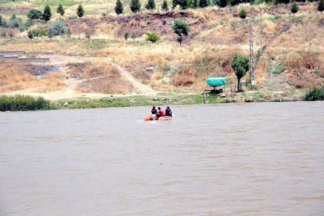 Dicle Nehri'ne Düşen Terliğinin Peşinden Giden Genç Suda Kayboldu