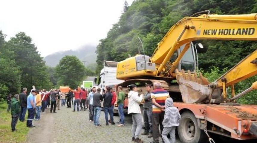 'yeşil Yol' I&ccedil;in Gelen Iş Makinelerinin &Ouml;n&uuml;n&uuml; Horonla Kestiler