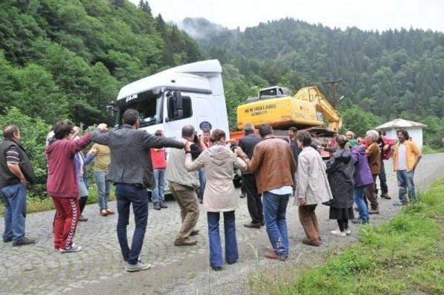 'yeşil Yol' Için Gelen Iş Makinelerinin Önünü Horonla Kestiler