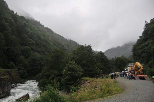 'yeşil Yol' Için Gelen Iş Makinelerinin Önünü Horonla Kestiler