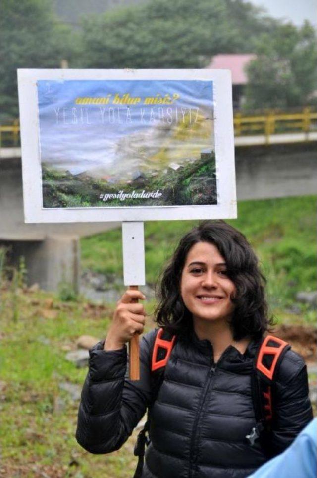 'yeşil Yol' Için Gelen Iş Makinelerinin Önünü Horonla Kestiler