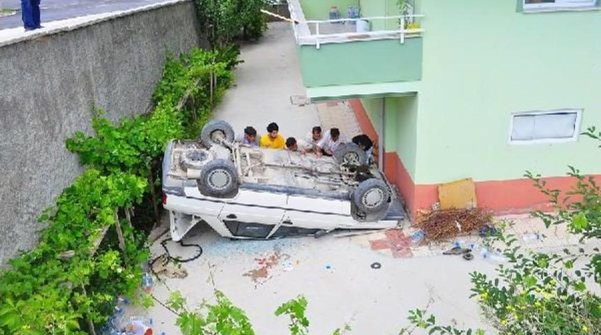 El Freni &Ccedil;ekilmeyen Otomobil Bah&ccedil;eye U&ccedil;tu