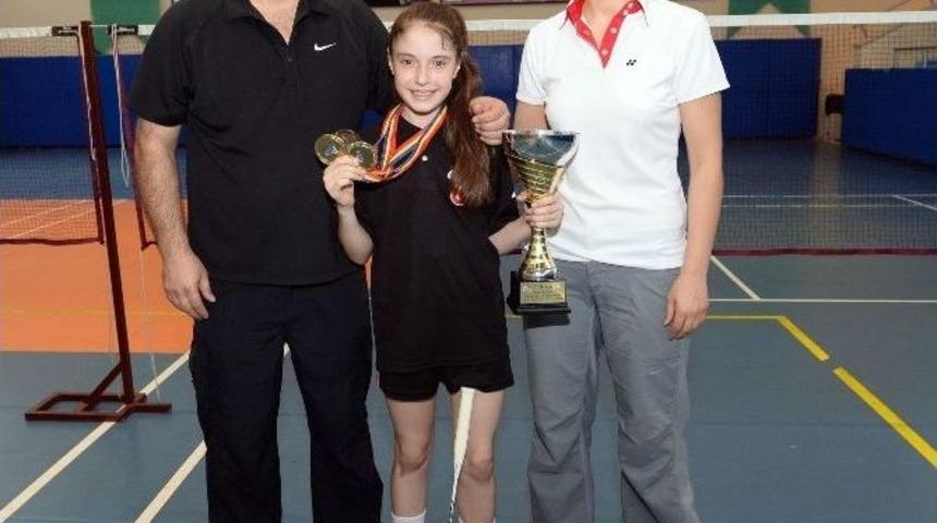 Ay&ccedil;a &Ouml;zg&uuml;r, Badmintonda Balkan Şampiyonu Oldu