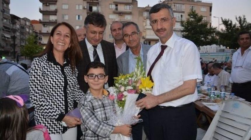 İftar Programında Vali Bektaş&rsquo;a &Ccedil;i&ccedil;ekli Karşılama