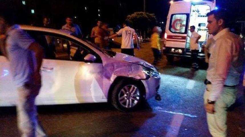 Besni'de Kamyonetle &Ccedil;arpışan Otomobilin S&uuml;r&uuml;c&uuml;s&uuml; Yaralandı