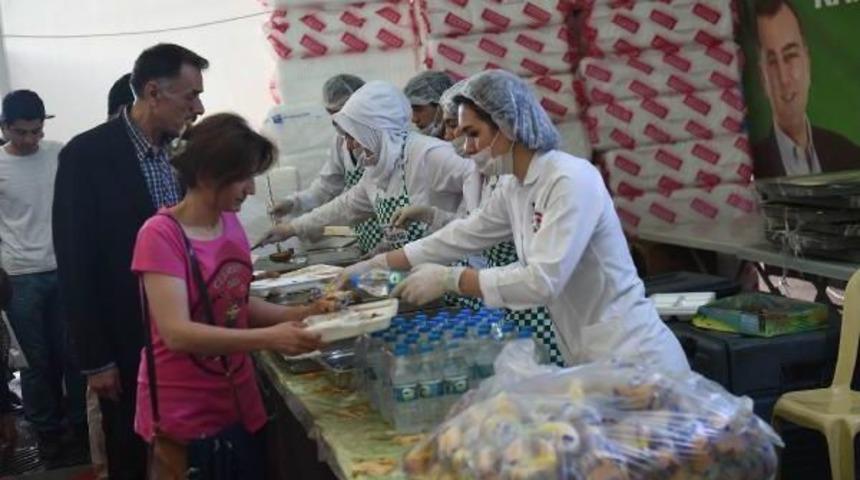 Kılı&ccedil;daroğlu, &Ccedil;ankaya'da Vatandaşlarla Birlikte Iftar Yaptı