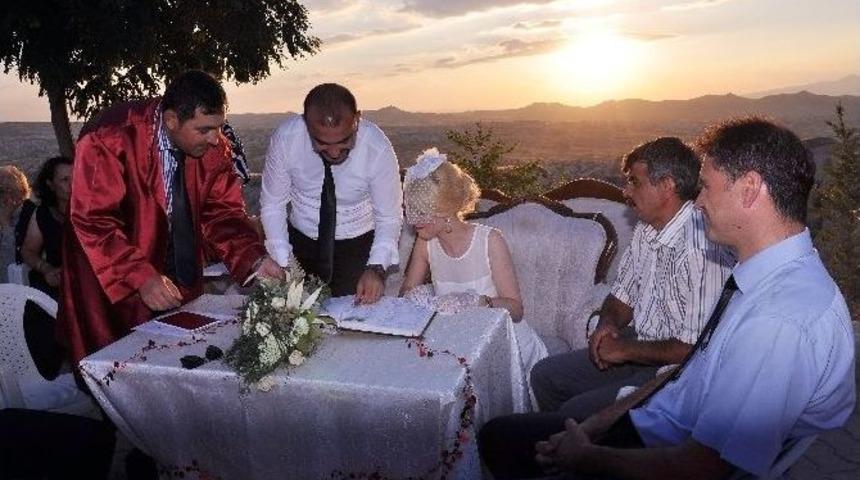 (&ouml;zel Haber) G&uuml;n Batımında Peribacaları Arasında Nikah