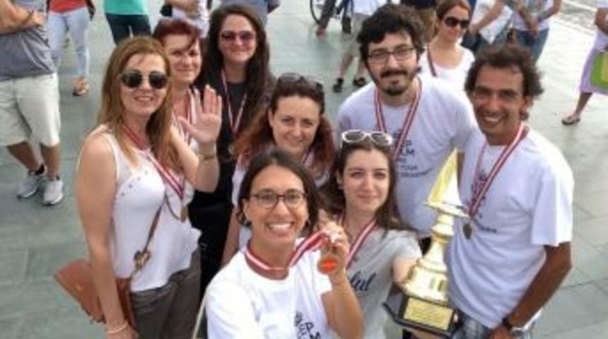 Karton Tekne Yarışında İzmir &Uuml;niversitesinin Tasarımı Birinci Oldu