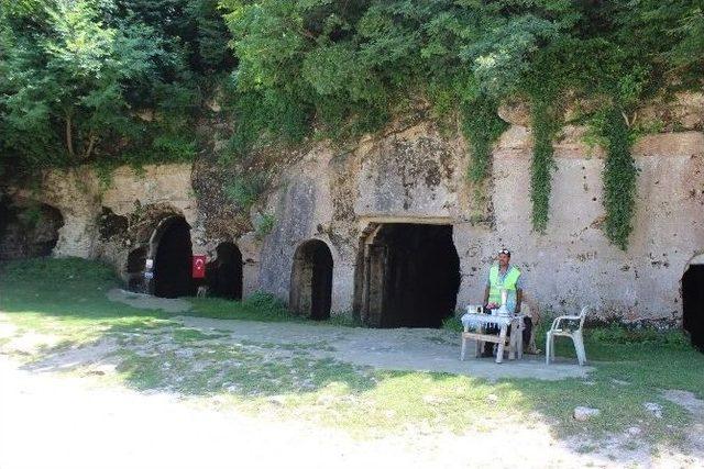 30 Yıldır Gönüllü Manastır Bekçiliği Yapıyor