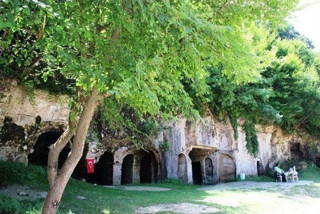 30 Yıldır Gönüllü Manastır Bekçiliği Yapıyor