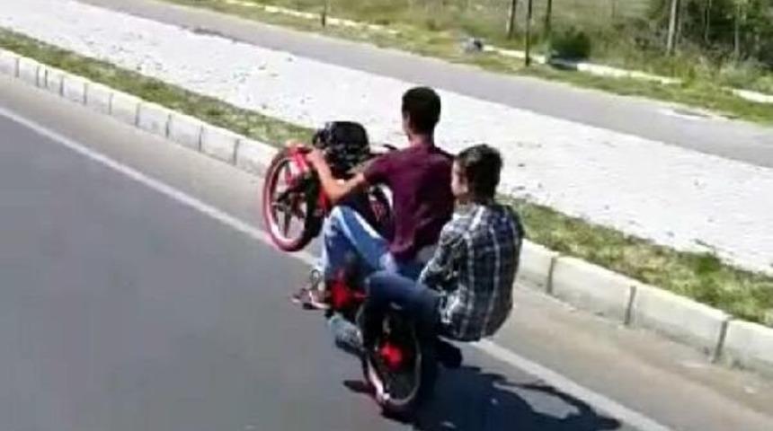 Motosikletli Gen&ccedil;lerden Tehlikeli Hareketler