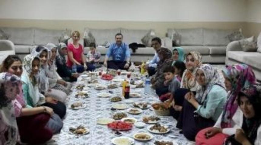 Kaymakam Yaşar İftarını Kadın Toplum Merkezi&rsquo;nde A&ccedil;tı