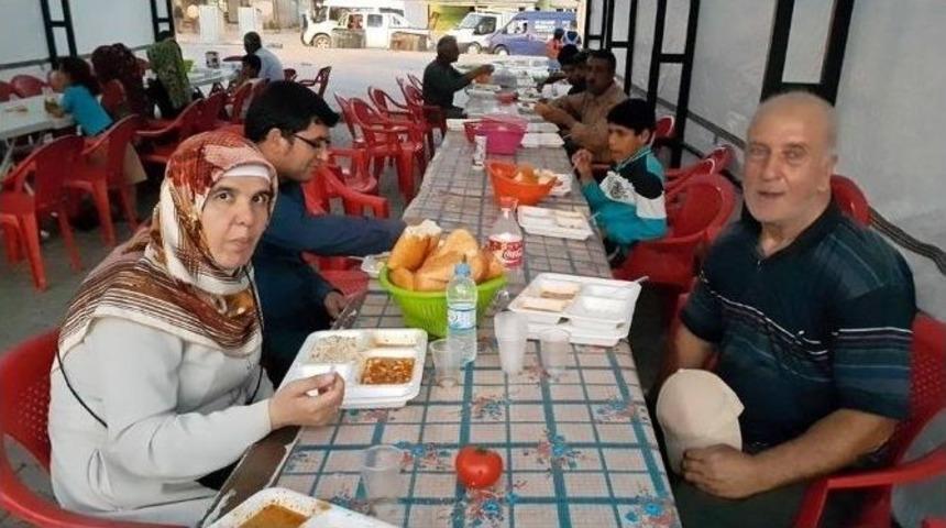 Başkan Keskin İftarını İftar &Ccedil;adırında Vatandaşlarla A&ccedil;tı