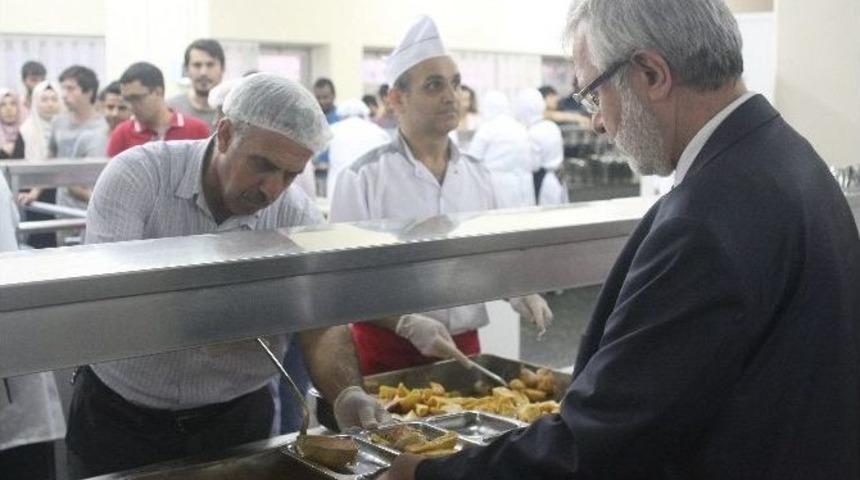 Rekt&ouml;r Ulcay, &Ouml;ğrencilerle Birlikte İftar Yaptı