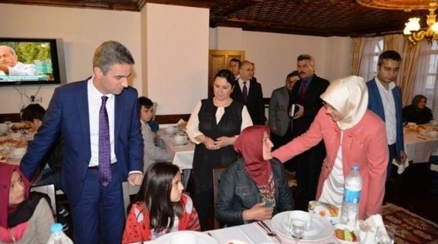 Vali Baruş, Gerede&rsquo;de Yetim, &Ouml;ks&uuml;z, Şehit Yakınları Ve Gazilerle İftar Yaptı
