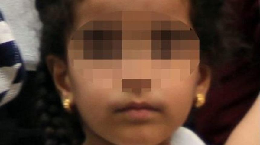 Hırsız Bankada Iraklı Kız &Ccedil;ocuğunun Kolundaki Bileziği &Ccedil;aldı