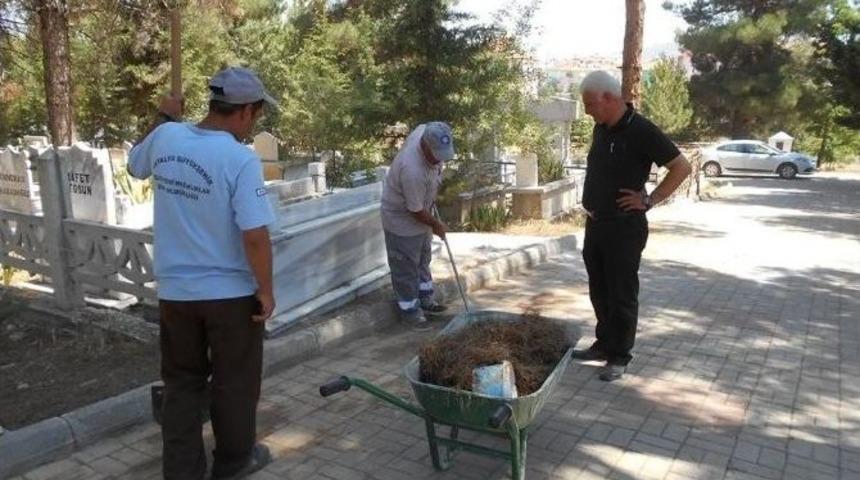 Korkuteli&rsquo;de Mezarlıklara Bayram Bakımı