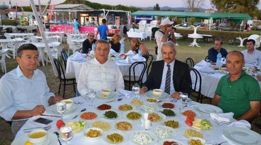 Kuşadası&rsquo;nda Kadıkalesi Muhtarlığından İftar Yemeği