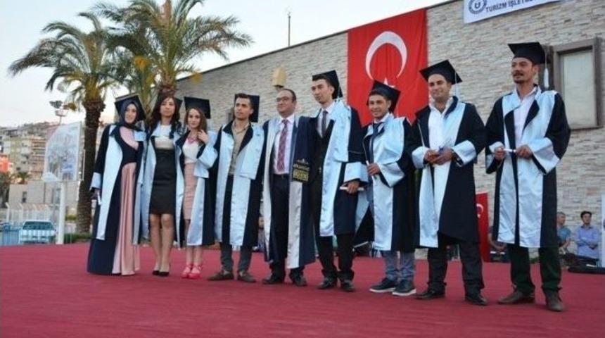 Turizm Fak&uuml;ltesi &Ouml;ğrencileri, Turizm Sekt&ouml;r&uuml;nden Memnun Değil