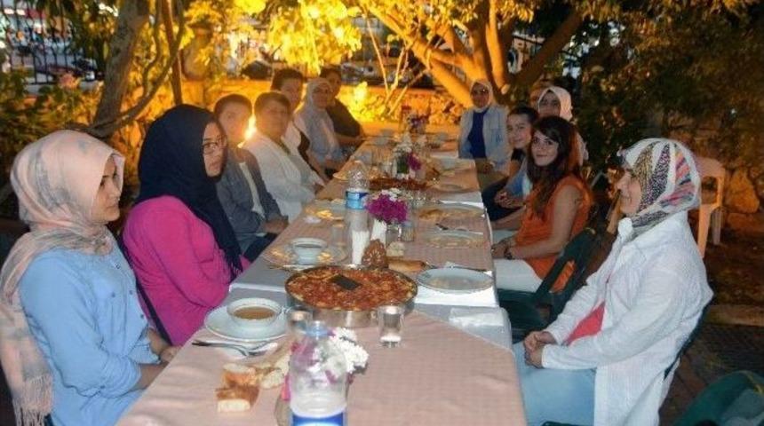 Fethiyeliler Komşularıyla İftar Yaptı