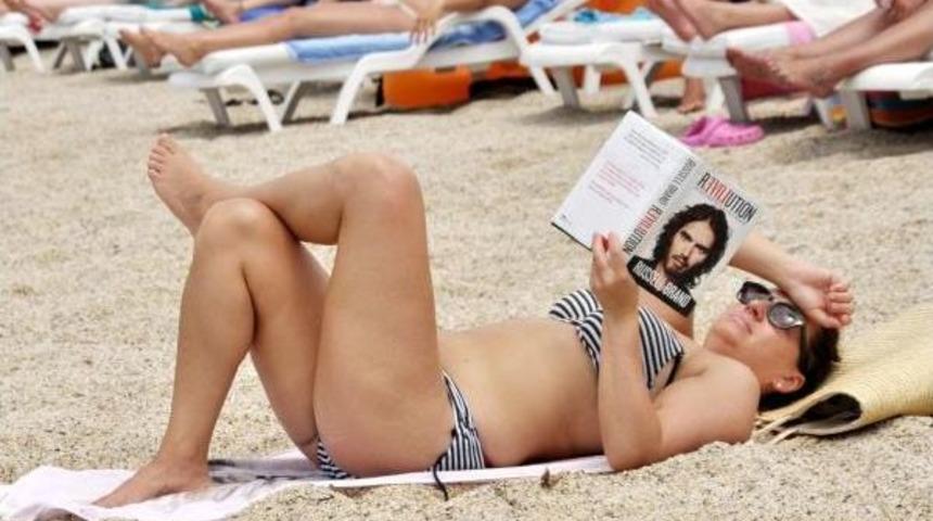 Alanya'da Nem Bunalttı, Tatilciler Sahili Doldurdu