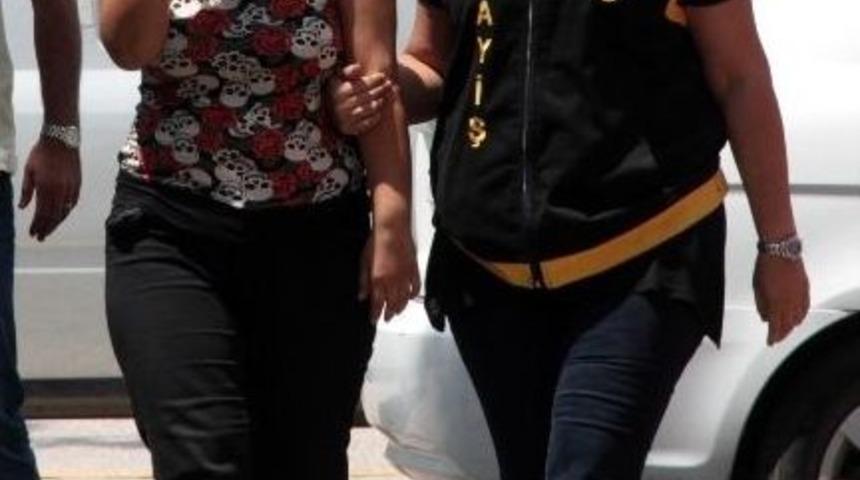 Gen&ccedil; Kadını Fuhşa S&uuml;r&uuml;kleyen Kadın, Gazetecileri G&ouml;r&uuml;nce Ağladı