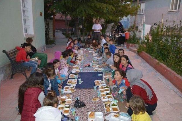 Çocuklardan İftar Yemeği