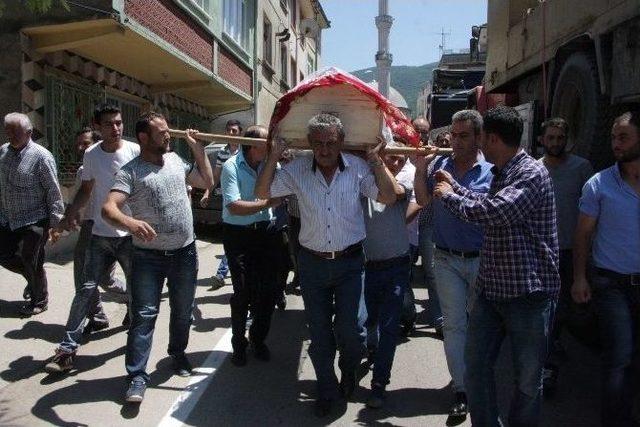 Motosıklet Kazasında Ölen Genç Kız Son Yolculuğuna Duvağıyla Uğurlandı