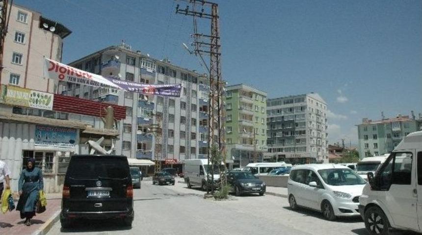 Yol Ortasında Kalan Direkler Kaldırılacak