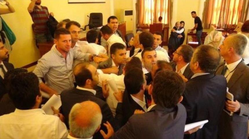 Evi I&ccedil;in Belediye Meclisinde Sinir Krizi Ge&ccedil;irdi Derdini Soran Olmadı