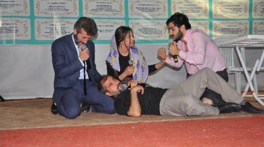 &ldquo;umuda Uzanan El&rdquo; Oyunu Ayakta Alkışlandı